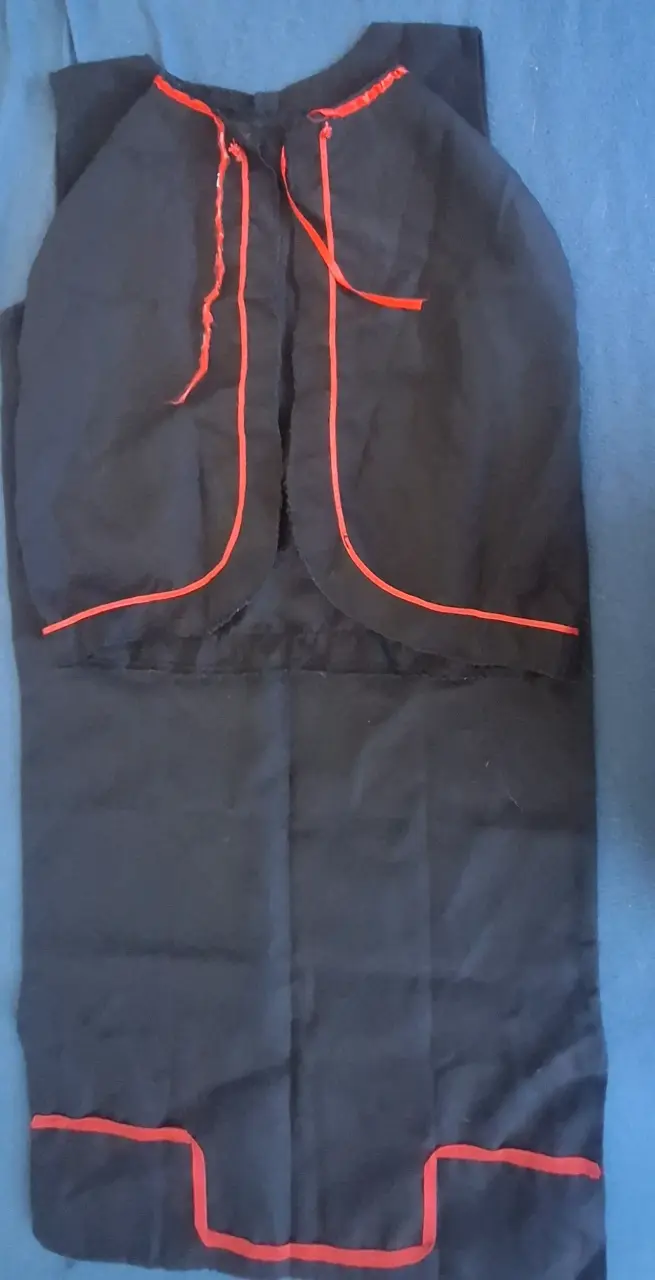 Vestido con Capa negro con ribetes rojos - 4