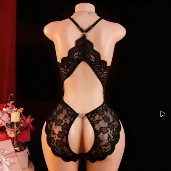 Body de encaje negro con diseño floral - 4