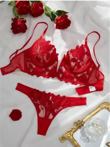 Conjunto de lencería roja con encaje floral - 4