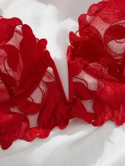 Conjunto de lencería roja con encaje floral - 6