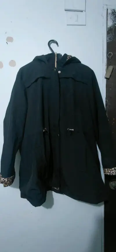 Abrigo negro con capucha y detalles de leopardo - miniatura 1