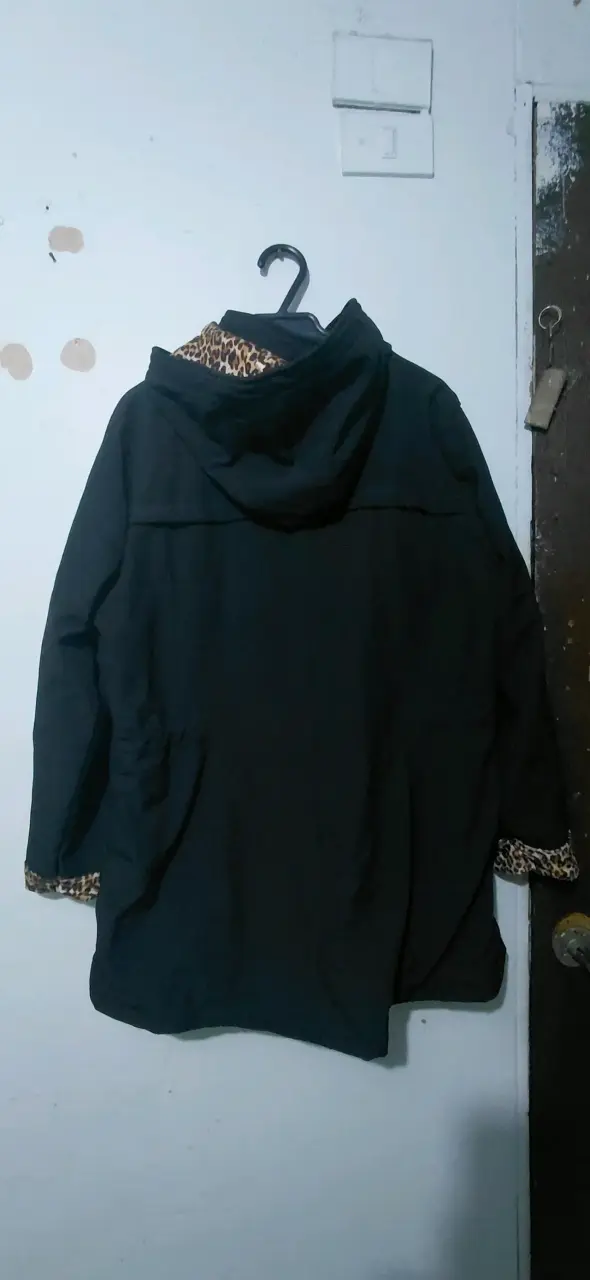 Abrigo negro con capucha y detalles de leopardo - 2