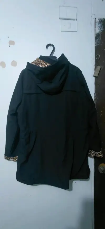 Abrigo negro con capucha y detalles de leopardo - miniatura 2
