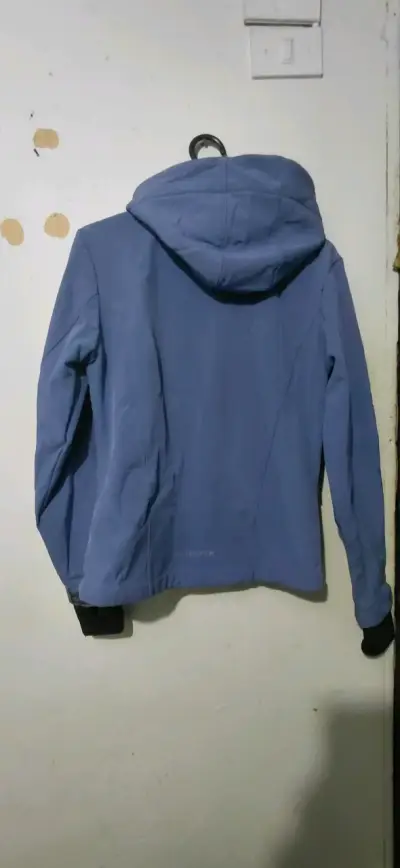 Chaqueta azul con capucha para mujer - miniatura 2