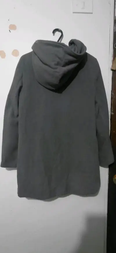 Abrigo gris con capucha para invierno - miniatura 2