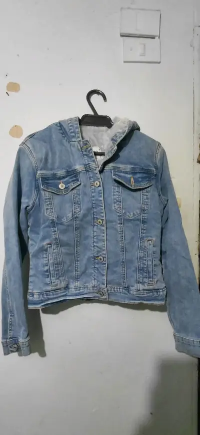 Chaqueta de mezclilla con capucha para mujer - miniatura 1