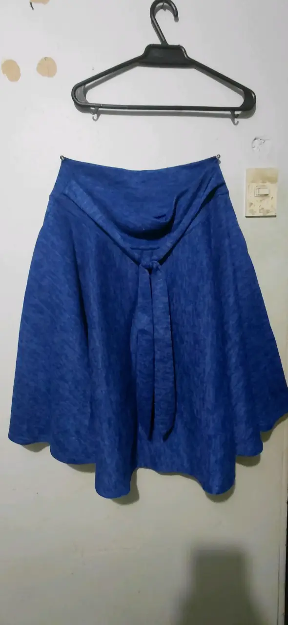 Falda azul con lazo elegante