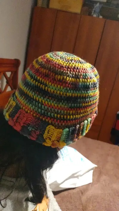 Gorro tejido a mano multicolor para invierno - miniatura 1