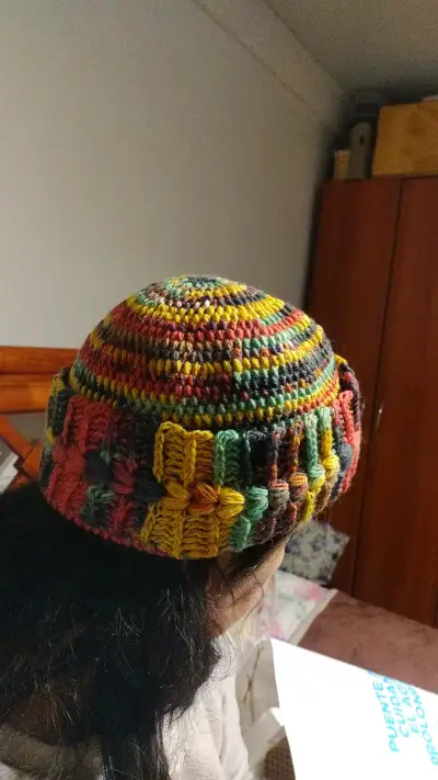 Gorro tejido a mano multicolor para invierno - miniatura 2