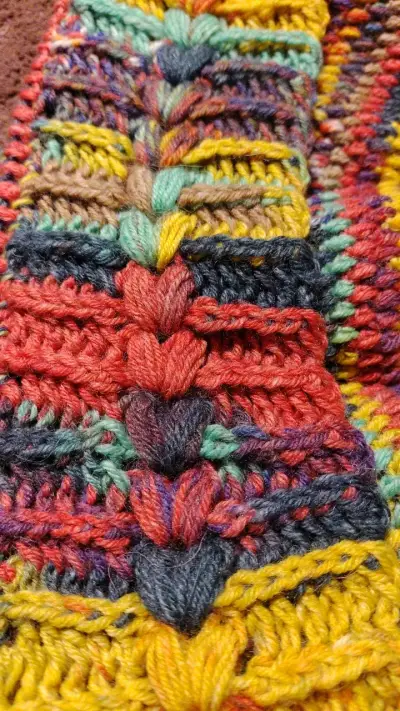 Gorro tejido a mano multicolor para invierno - miniatura 3