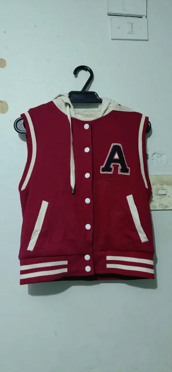 Chaleco varsity rojo con capucha - 1