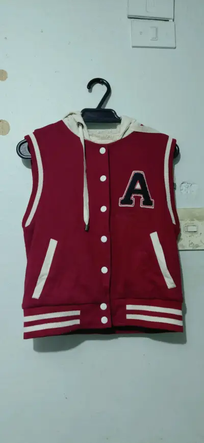 Chaleco varsity rojo con capucha - miniatura 1