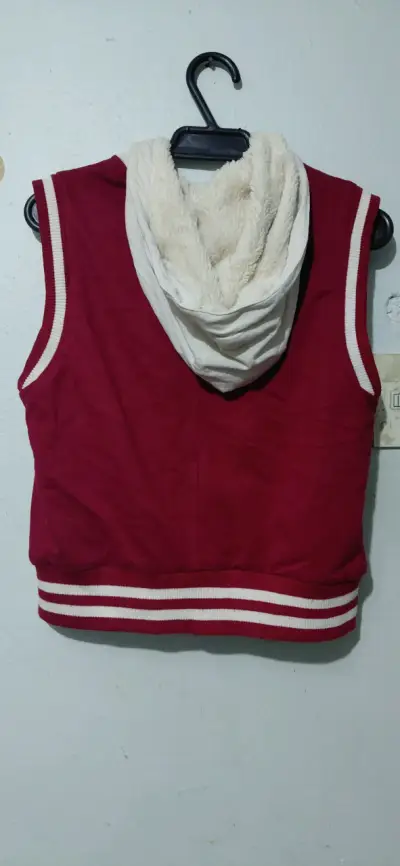 Chaleco varsity rojo con capucha - miniatura 2