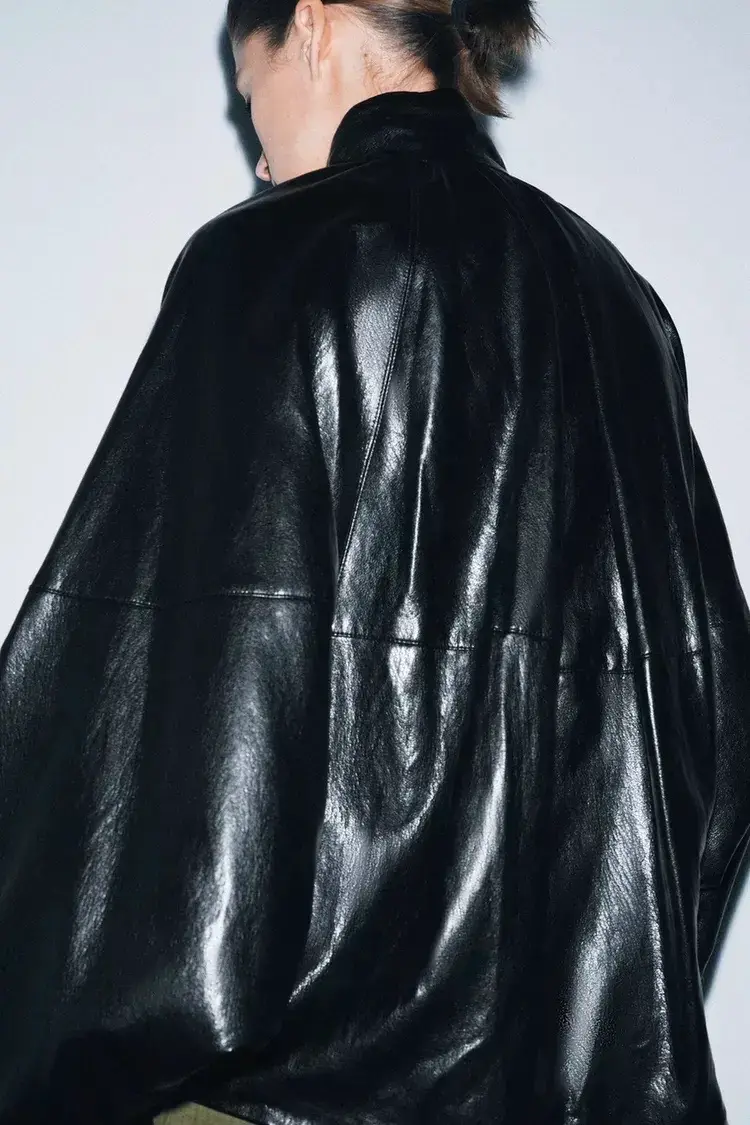 Chaqueta Oversize Negra de Cuero Sintético - 4