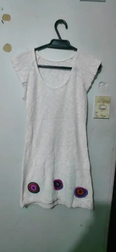 Vestido tejido blanco con detalles coloridos - miniatura 1
