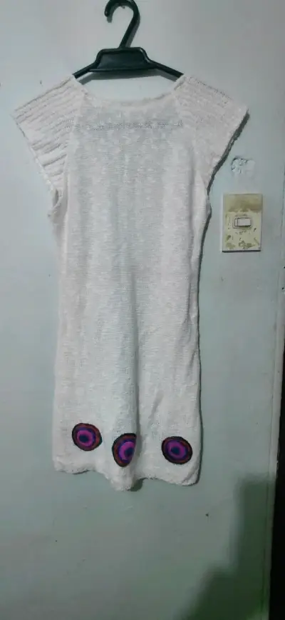 Vestido tejido blanco con detalles coloridos - miniatura 2