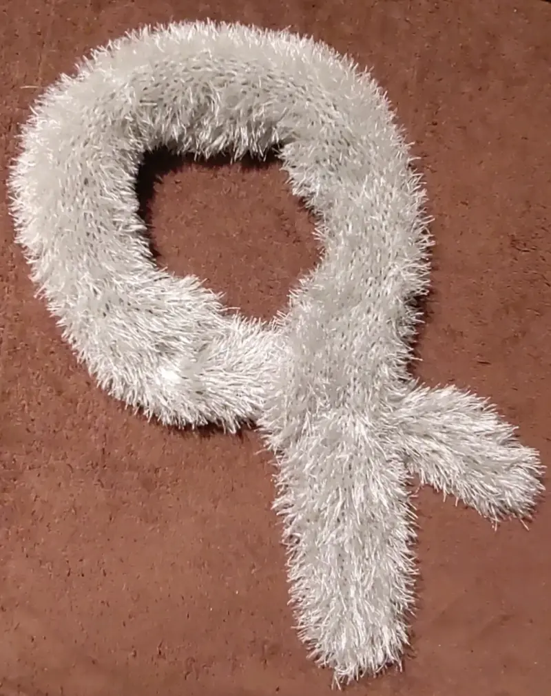 Bufanda de lana gris con textura peluda - 3