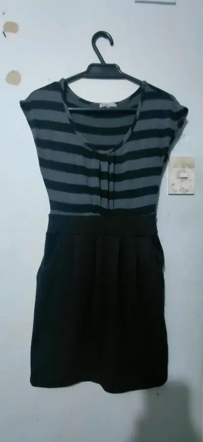 Vestido casual a rayas negro y gris - miniatura 1