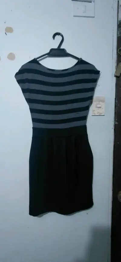 Vestido casual a rayas negro y gris - miniatura 2