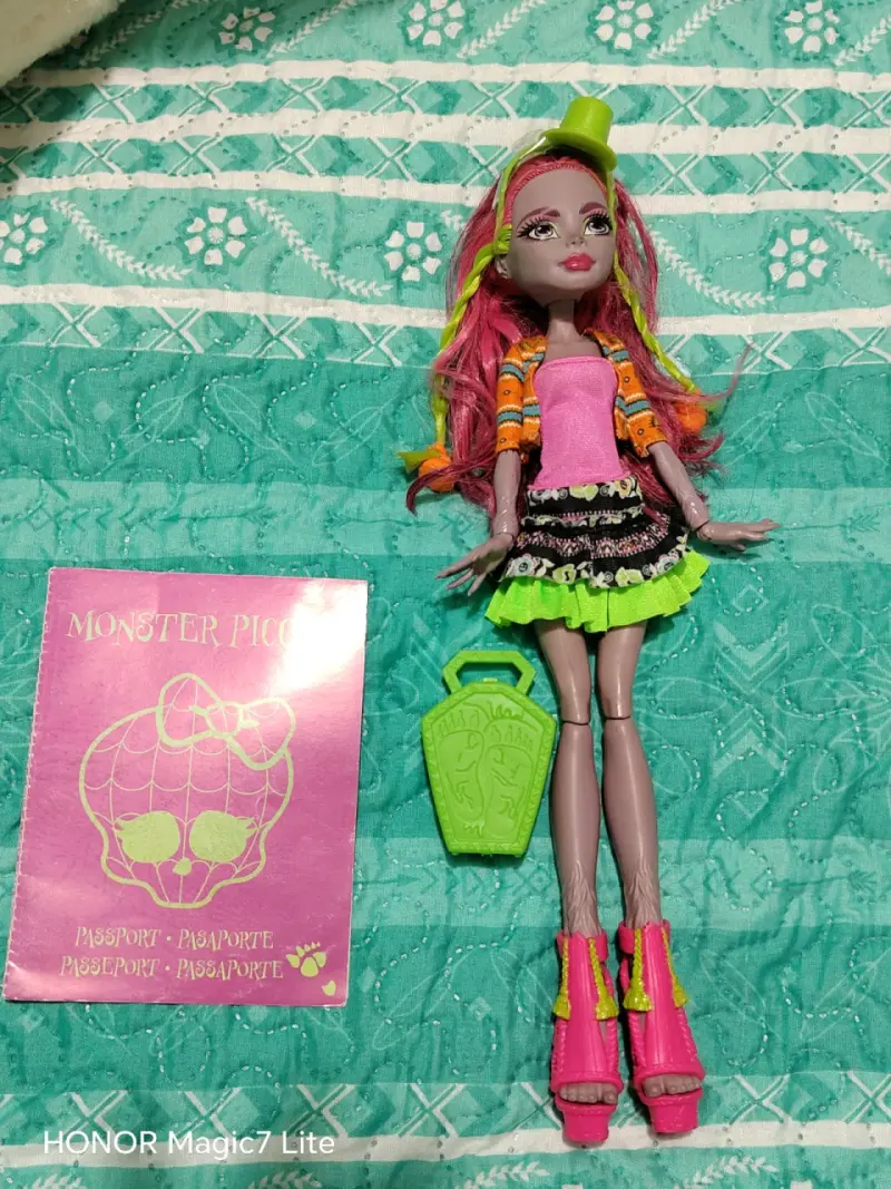 Muñeca Monster High con accesorios y pasaporte