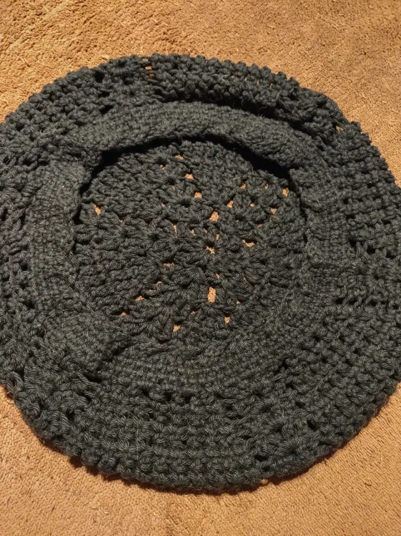 Boina tejida a crochet,hilo negro - 2