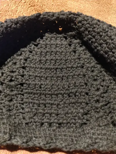 Boina tejida a crochet,hilo negro - miniatura 3