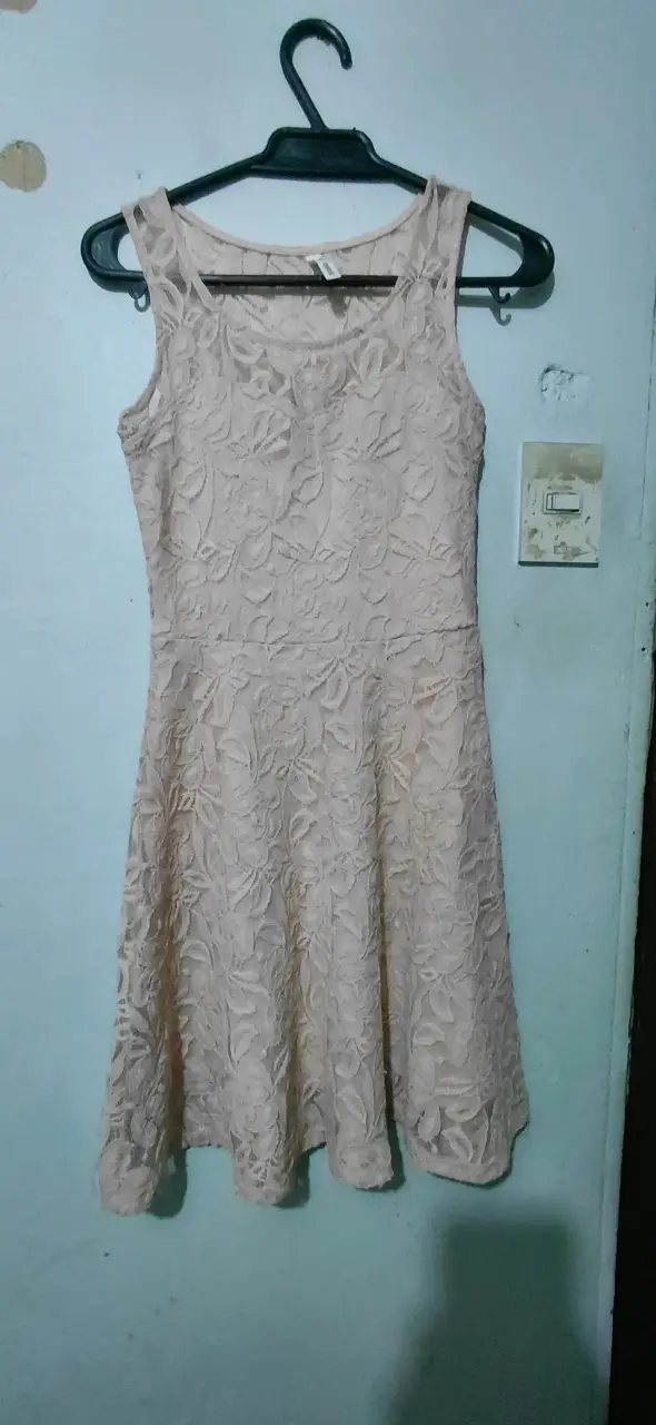 Vestido de encaje beige elegante para mujer - 1