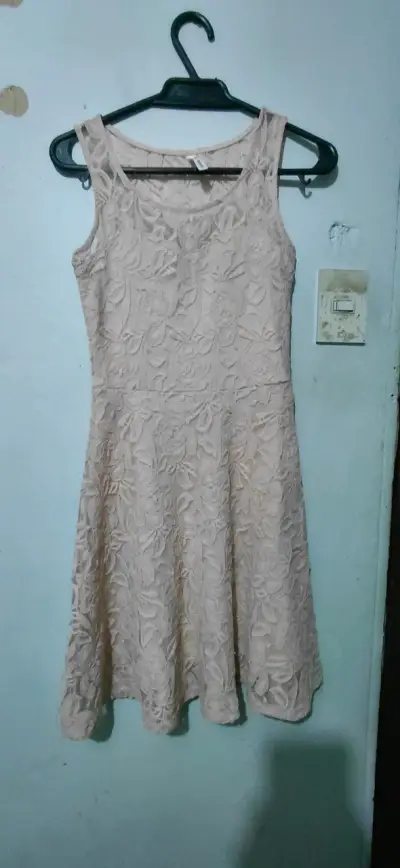 Vestido de encaje beige elegante para mujer - miniatura 1