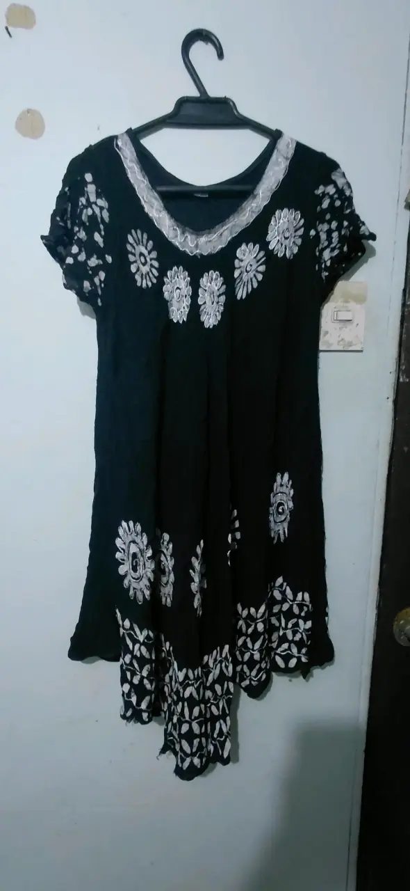 Vestido negro con bordado floral blanco - 1
