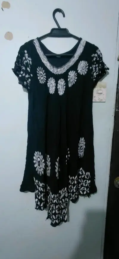 Vestido negro con bordado floral blanco - miniatura 1