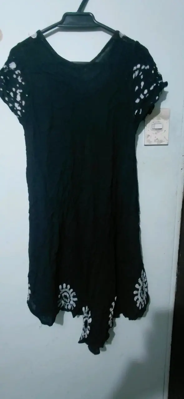 Vestido negro con bordado floral blanco - 2