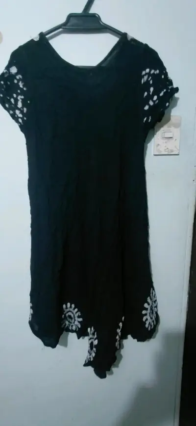 Vestido negro con bordado floral blanco - miniatura 2