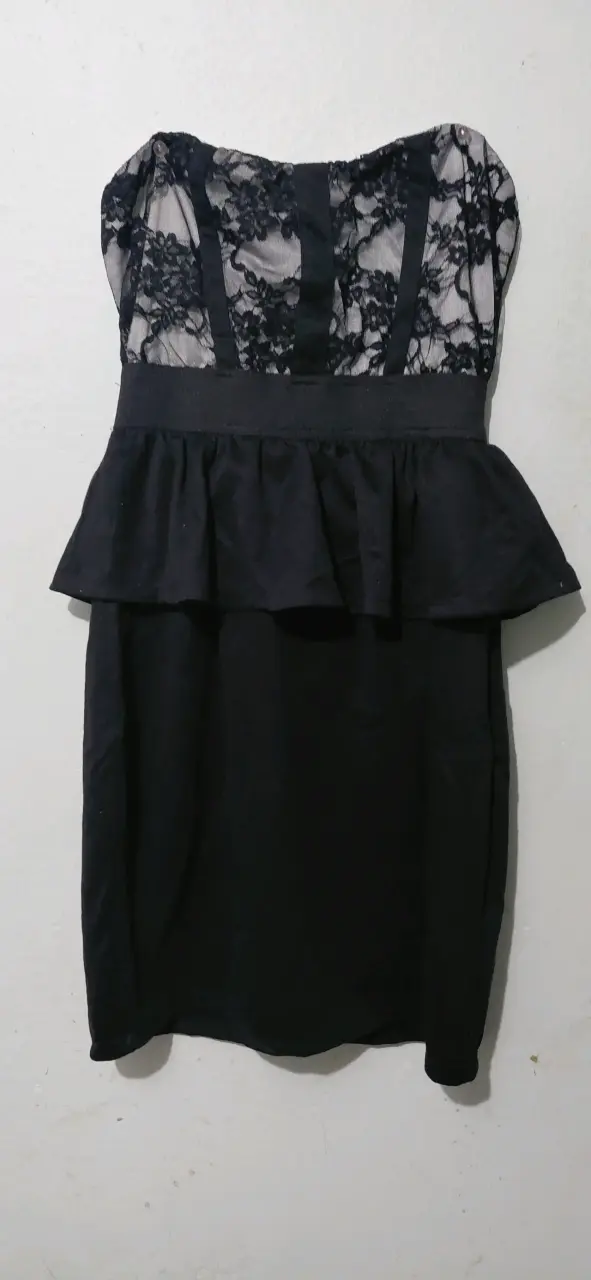 Vestido negro con encaje y volantes - 1