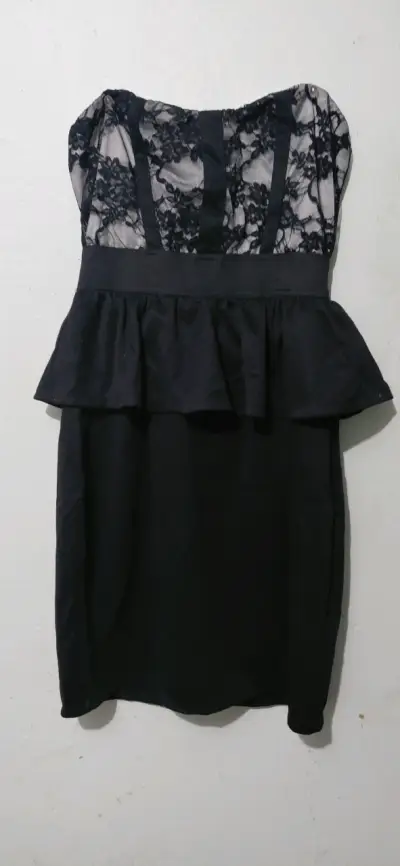 Vestido negro con encaje y volantes - miniatura 1