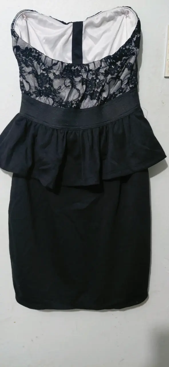 Vestido negro con encaje y volantes - 2