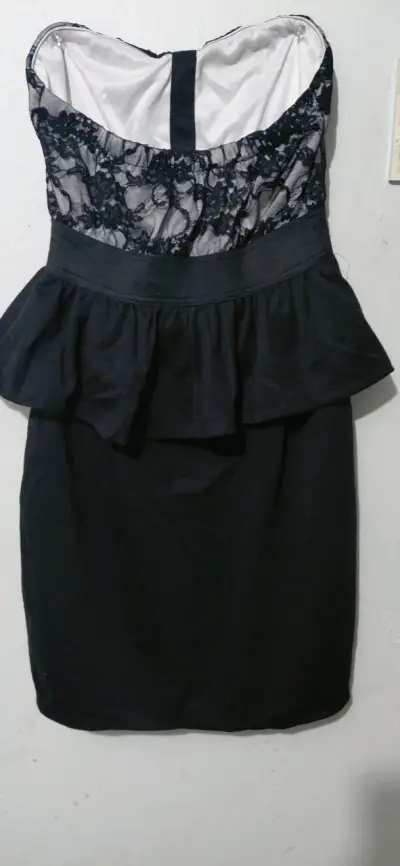 Vestido negro con encaje y volantes - miniatura 2