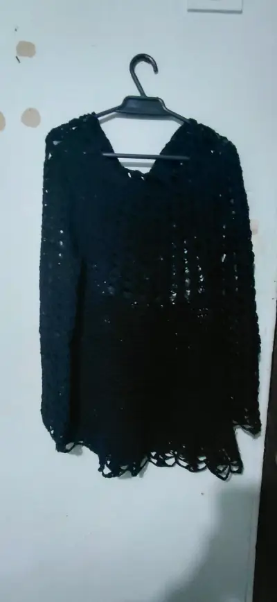 Poncho tejido a crochet negro elegante - miniatura 1