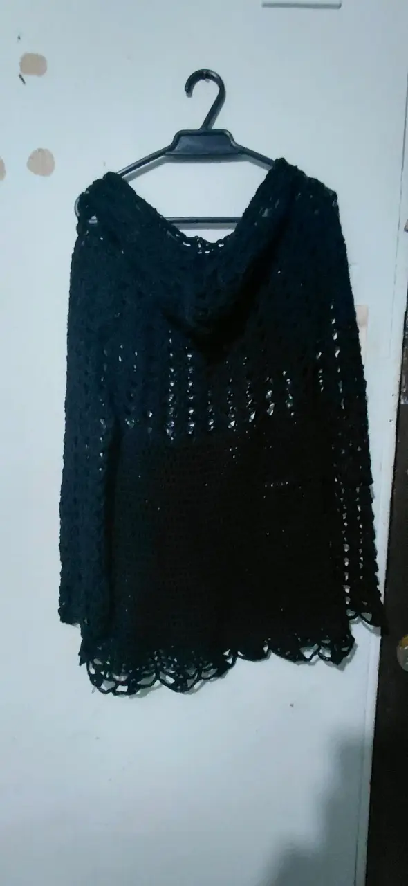 Poncho tejido a crochet negro elegante - 2