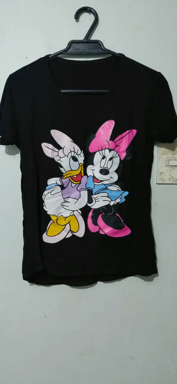 Polera negra con estampado de Minnie y Daisy - 1