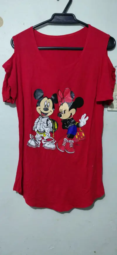 Polera roja con diseño de Mickey y Minnie - miniatura 1