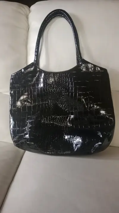 Cartera negra de charol con diseño de cocodrilo - miniatura 1