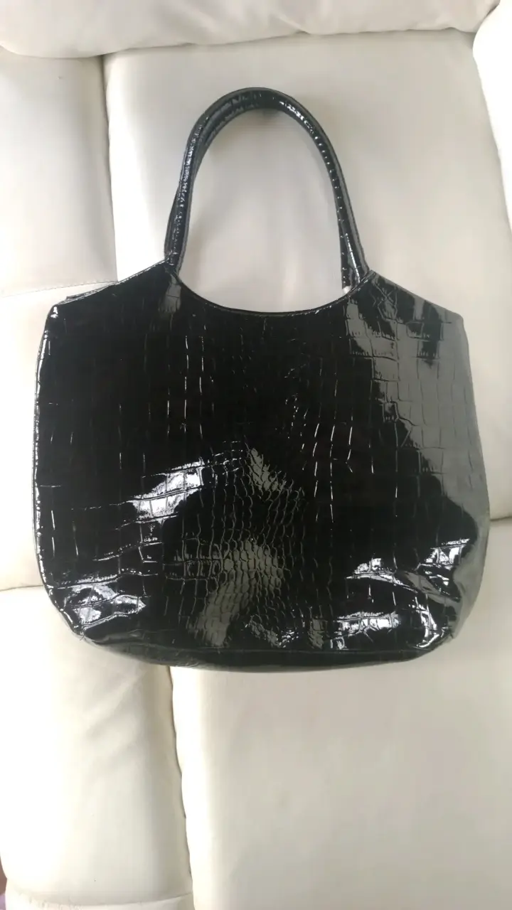 Cartera negra de charol con diseño de cocodrilo - 2