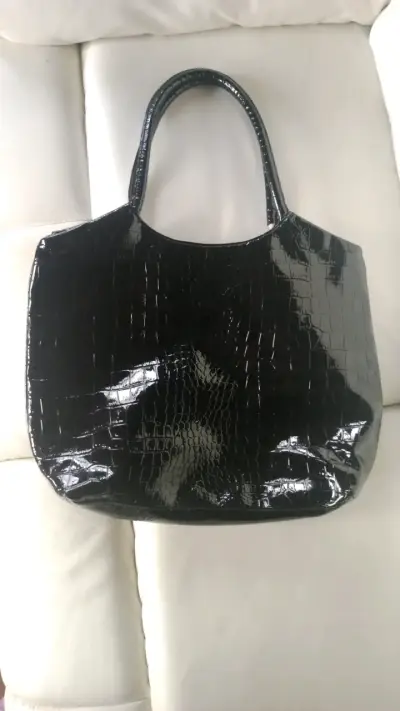 Cartera negra de charol con diseño de cocodrilo - miniatura 2
