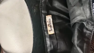 Cartera negra de charol con diseño de cocodrilo - miniatura 3