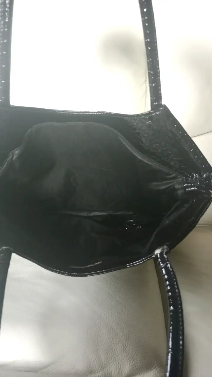 Cartera negra de charol con diseño de cocodrilo - 4