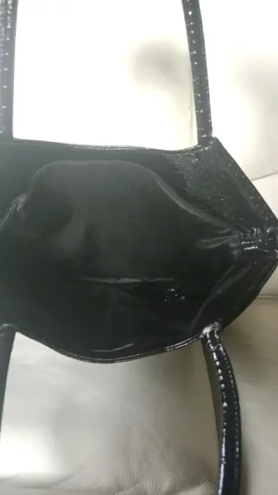 Cartera negra de charol con diseño de cocodrilo - miniatura 4