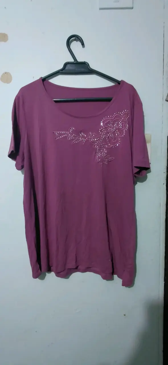 Polera morada con diseño floral y brillantes - 1