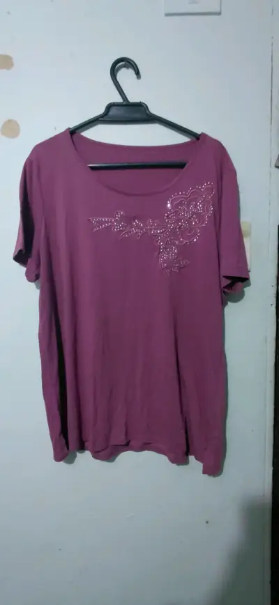 Polera morada con diseño floral y brillantes - miniatura 1