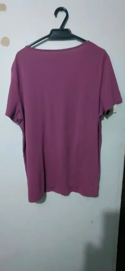 Polera morada con diseño floral y brillantes - miniatura 2