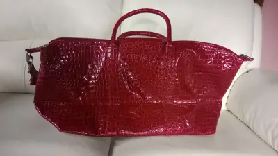 Bolso de viaje rojo estilo cocodrilo - miniatura 2